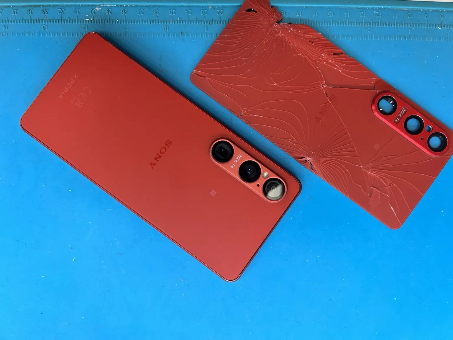 紅色 Xperia 背蓋破裂